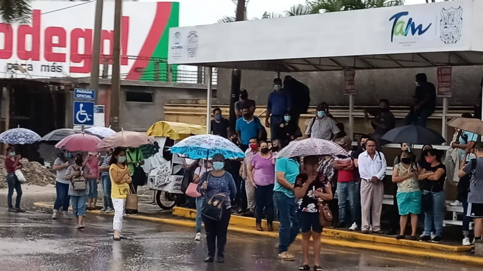 Lluvias colapsan transporte público de Altamira; Pasaje sigue varado en los diferentes paraderos