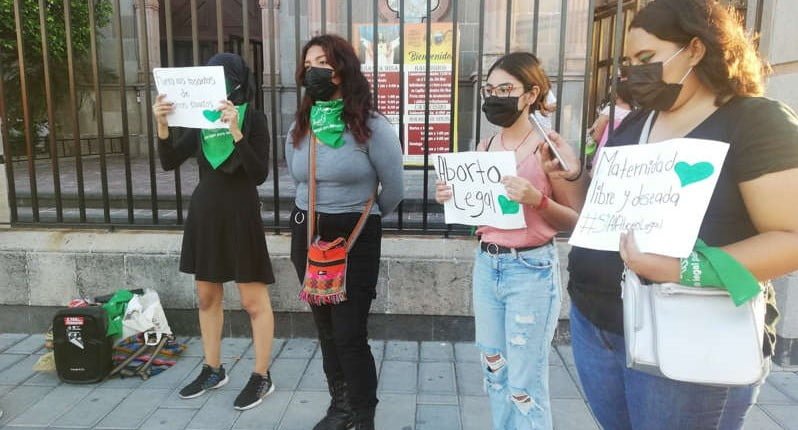 Feministas piden investigar a policías que agredieron a jóvenes manifestantes
