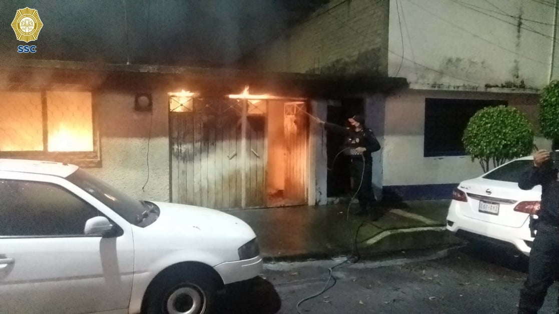 Policías rescatan a dos adultos mayores de incendio
