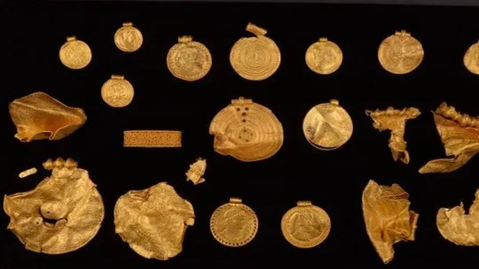 Arqueólogo aficionado halla tesoro previkingo con objetos de oro