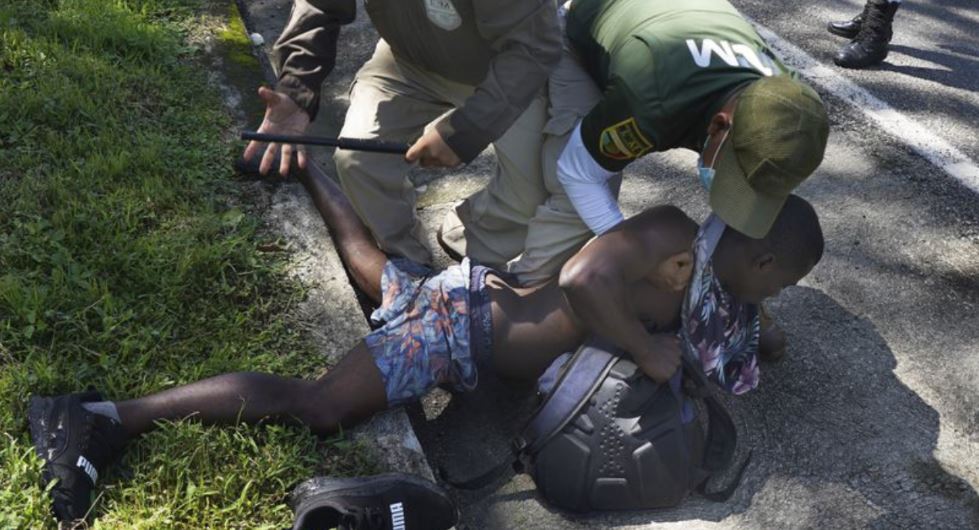 Disuelven tercera caravana de migrantes en Chiapas; emplean agresivo operativo