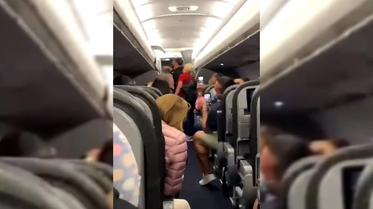 Cantan pasajeros de avión, luego de que bajaran a dos hombres que no usaban cubrebocas