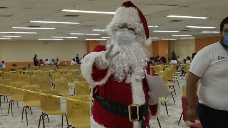 Fronterizos aseguran navidad, Santa Claus se vacuna en Nuevo Laredo