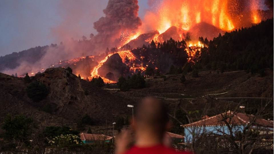 ¡Impresionante! lava devora casas en España