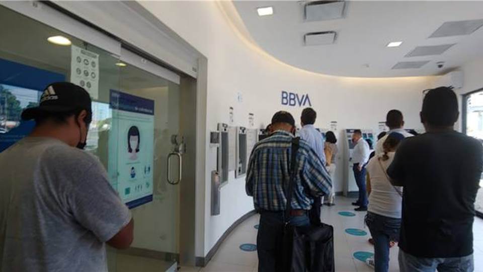 Cajeros y sucursales de BBVA saturados en la zona sur