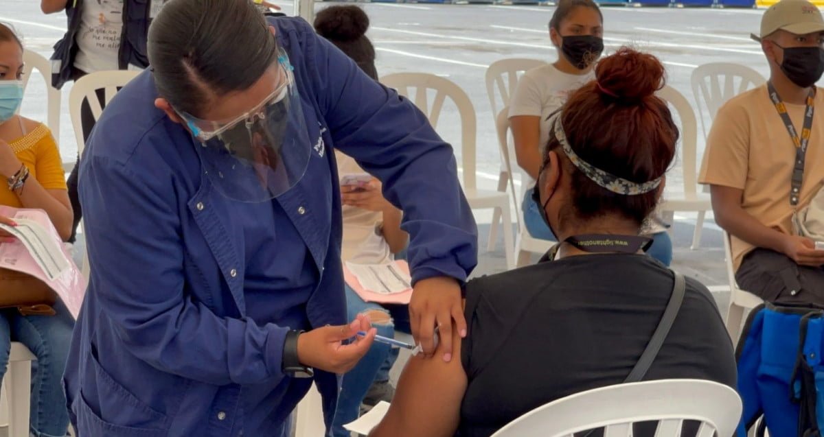 Activan turno de noche y madrugada para vacunación anticovid en frontera de Tamaulipas 