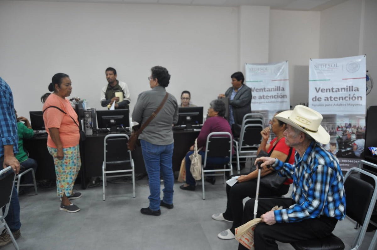 Familiares de adultos mayores se roban dinero del programa 65 y mas