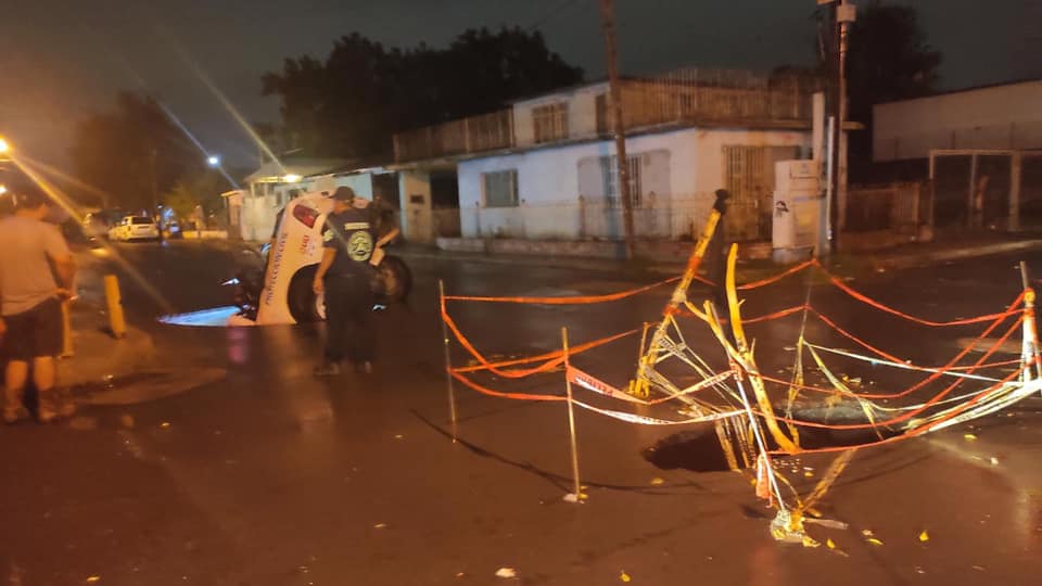 Mega socavón se “traga” camioneta de Protección Civil en Nuevo Laredo