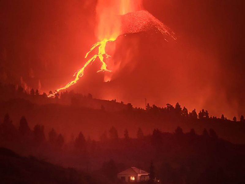 Fotógrafo busca a dueños de casa que resiste a erupción en La Palma