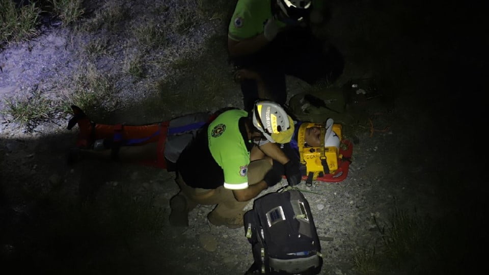 Cae un joven de un puente al intentar tomar una foto en Nuevo León