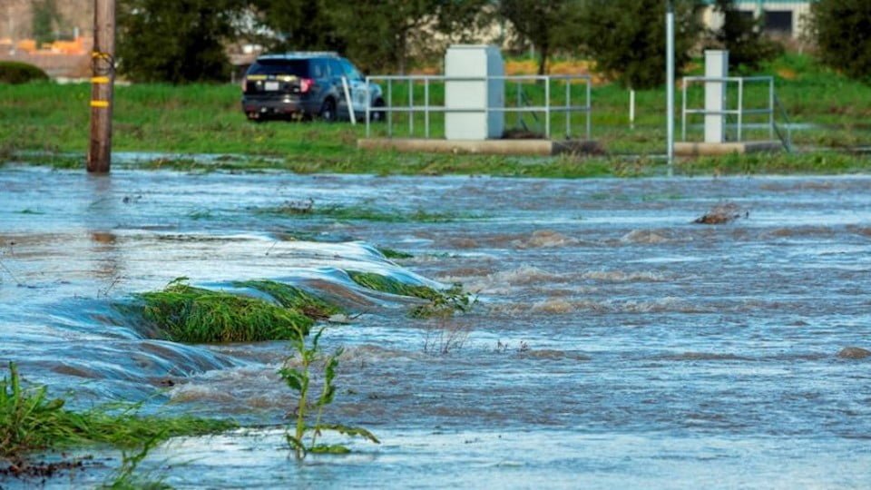 380 mil hogares sin electricidad por graves inundaciones en California