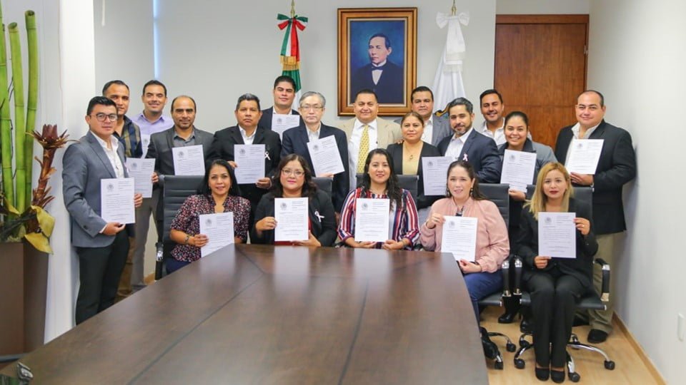 Entregan nombramientos a jefes de  departamentos del Congreso Local