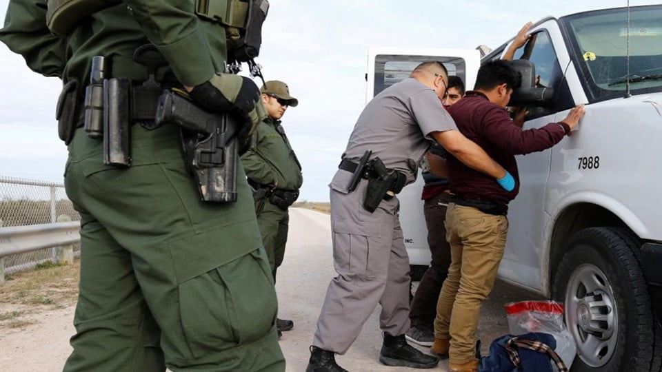 Informe indica que agentes de Estados Unidos insultaron a migrantes casi con impunidad
