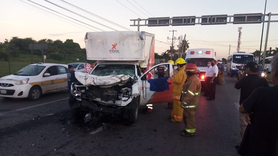 Empleado de paquetería termina prensado en la unidad que viajaba a exceso de velocidad