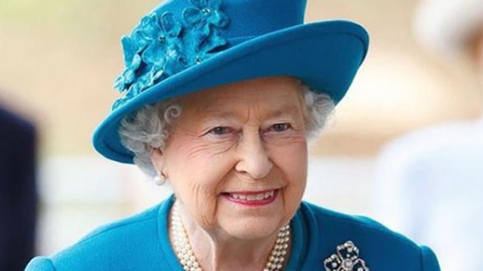 Reina Isabel II rechaza el premio «Anciana del año»