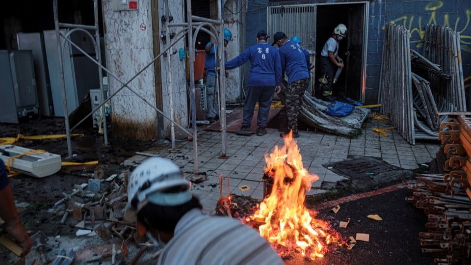 Fuerte incendio deja al menos 46 muertos en edificio de Taiwán