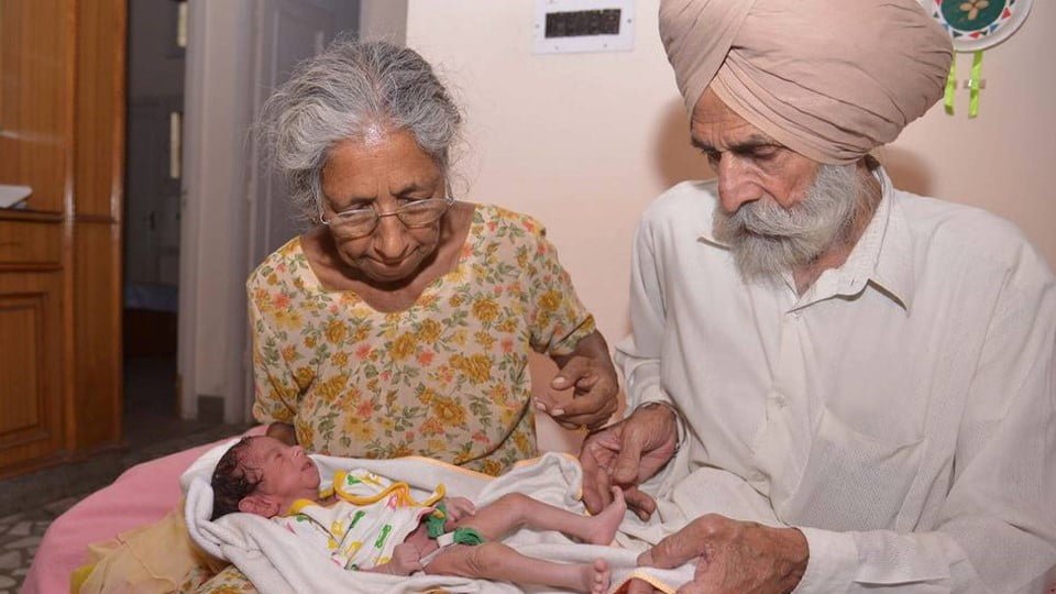 Mujer de 70 años da a luz a su primer hijo, luego de décadas de intentarlo