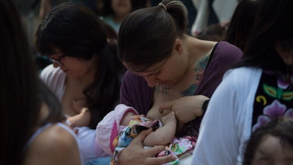 El Senado aprueba garantizar derecho de las mujeres a amamantar en espacios públicos