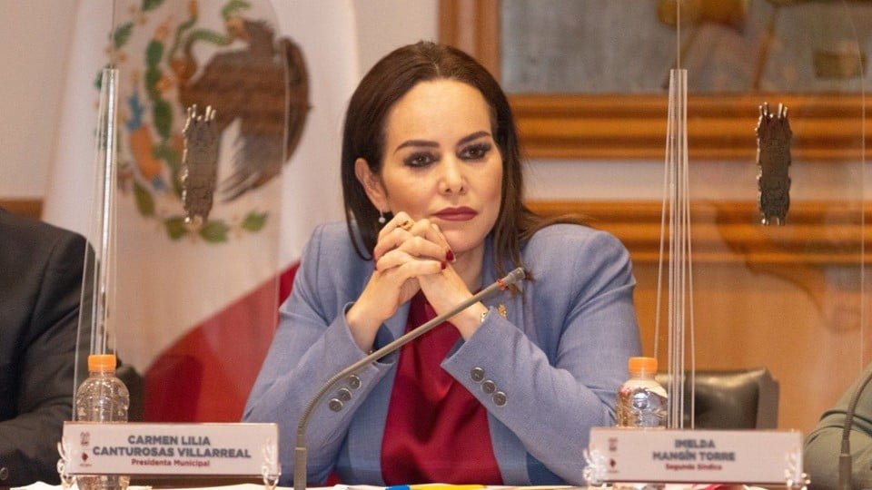 Recibe municipio de Nuevo Laredo flotilla vehicular chatarra: Carmen Lilia Canturosas