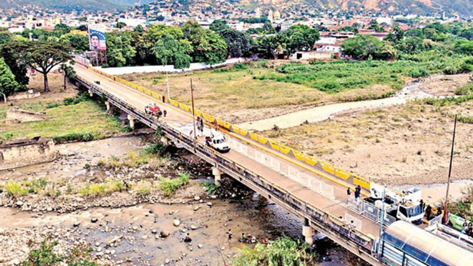 Venezuela abre frontera; sólo para fines comerciales