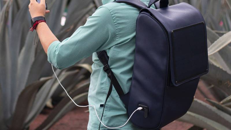 Crean mochila hecha con piel de nopal
