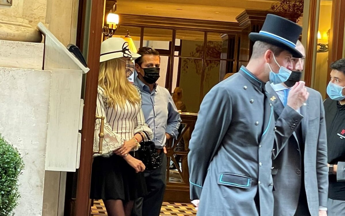 Captan a Peña Nieto saliendo de hotel de lujo en Roma; Le gritan ¡ratero!
