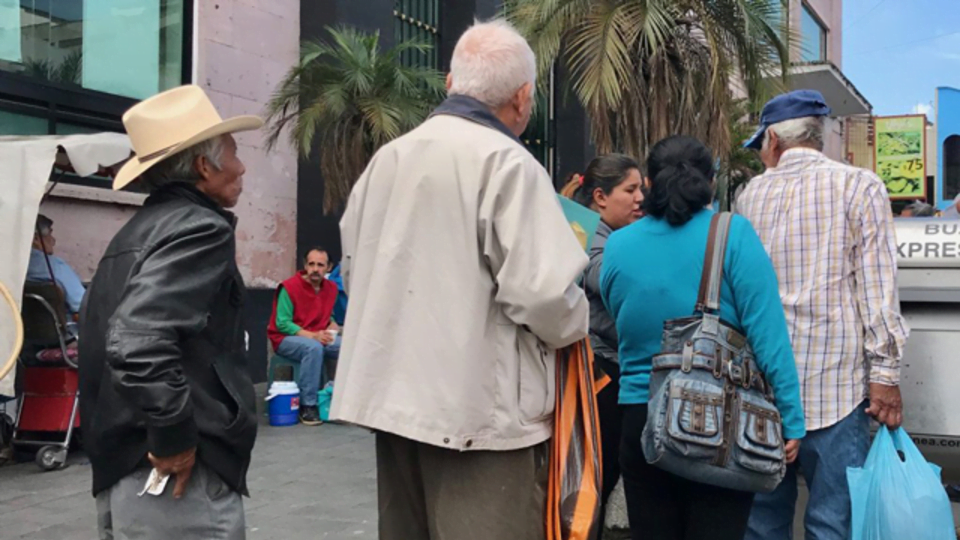 100 abuelitos de Matamoros, se quedan sin cobrar pensión de 65 y más