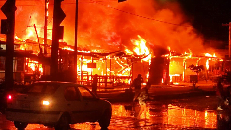 Incendio en Central de Abastos de Acapulco consume 20 locales y comercios