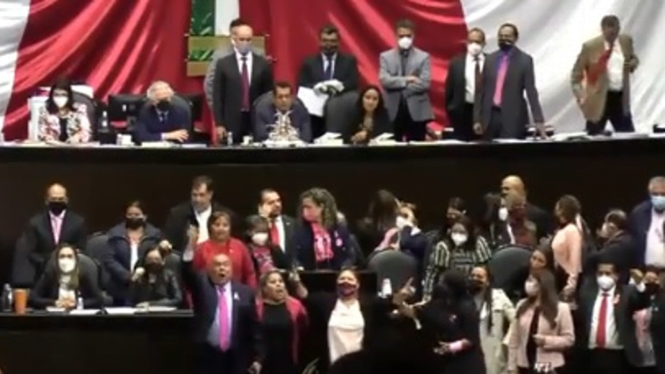 Sesión en la Cámara de Diputados termina a golpes por discusión de miscelánea fiscal