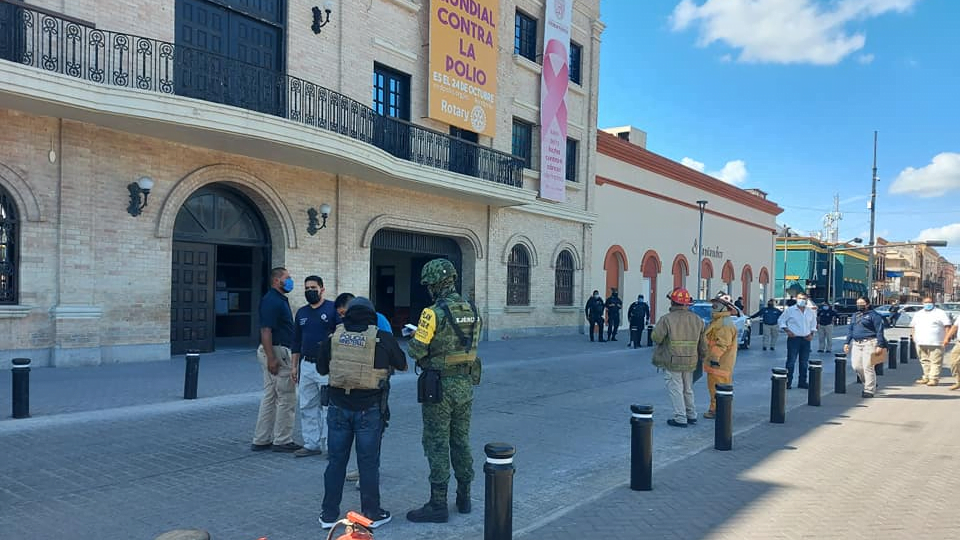Falsa amenaza de bomba en la Presidencia Municipal de Matamoros, provoca desalojo