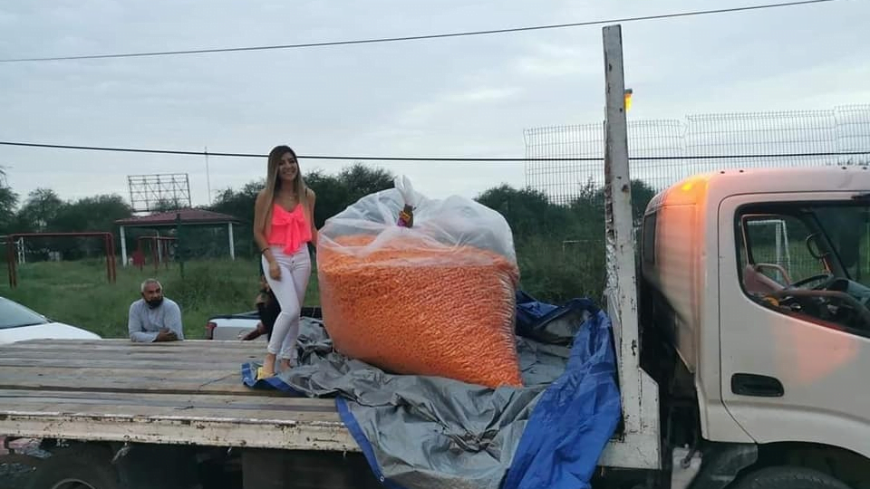 Le regalan de cumpleaños su peso en chetos y todos quieren hacer lo mismo