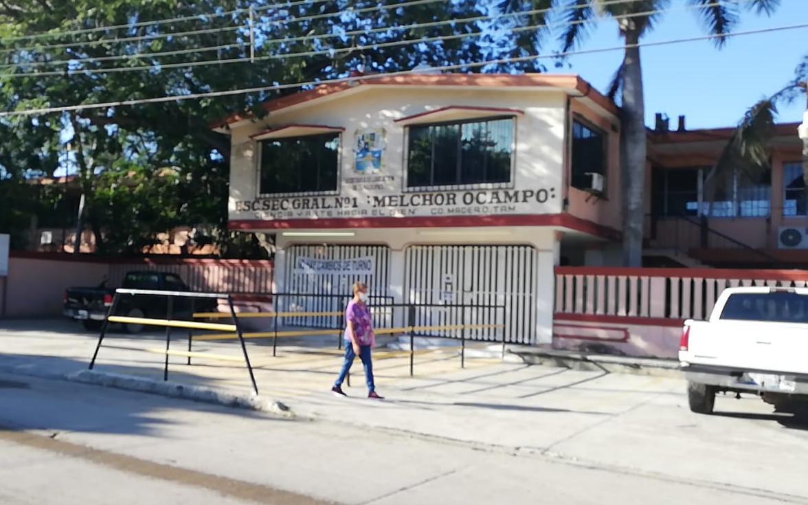 Maestros toman secundaria de Madero; acusan a directora de malos tratos