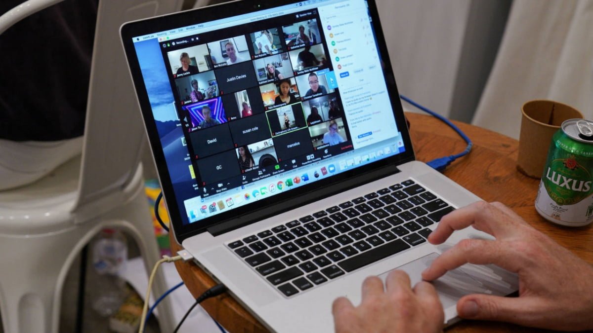 En videoconferencias la mitad de los empleados no participan