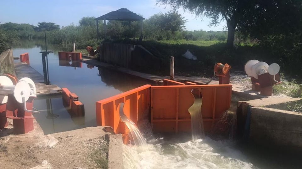 Avanzan trabajos de reparación en el estero El Camalote