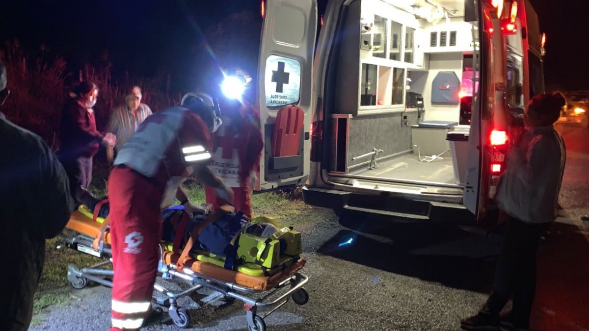 Hermanos regresaban de baile, vuelcan y son auxiliados luego de 4 horas