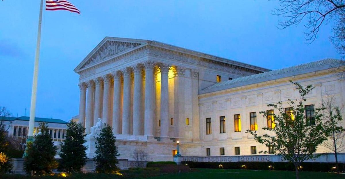 Hombre es detenido por parar vehículo frente al Tribunal Supremo de Estados Unidos