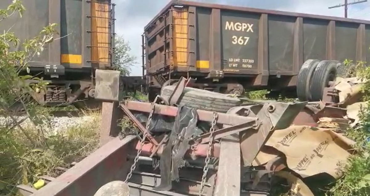 Carretera Victoria-Monterrey cerrada tras choque de tren con tráiler de doble remolque