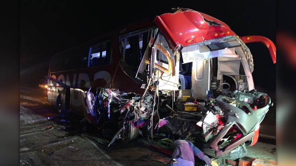 Autobús de pasajeros choca en cruce de las vías del tren en la carretera Victoria-Monterrey