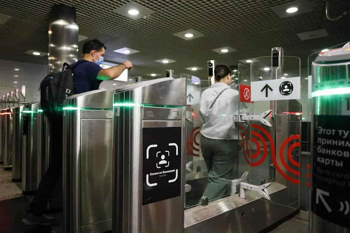 Moscú estrenó el pago por reconocimiento facial en el metro