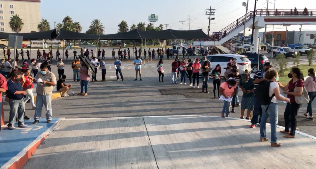 Vuelven largas filas para vacunación en Matamoros, esta vez para rezagados