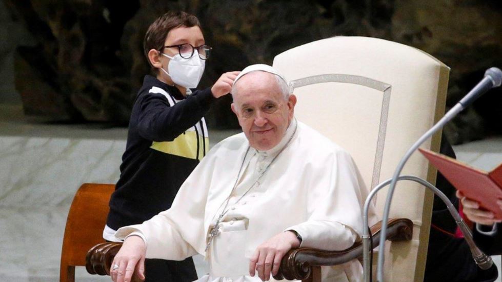 Niño sube al estrado y juega con el Papa Francisco durante su audiencia general
