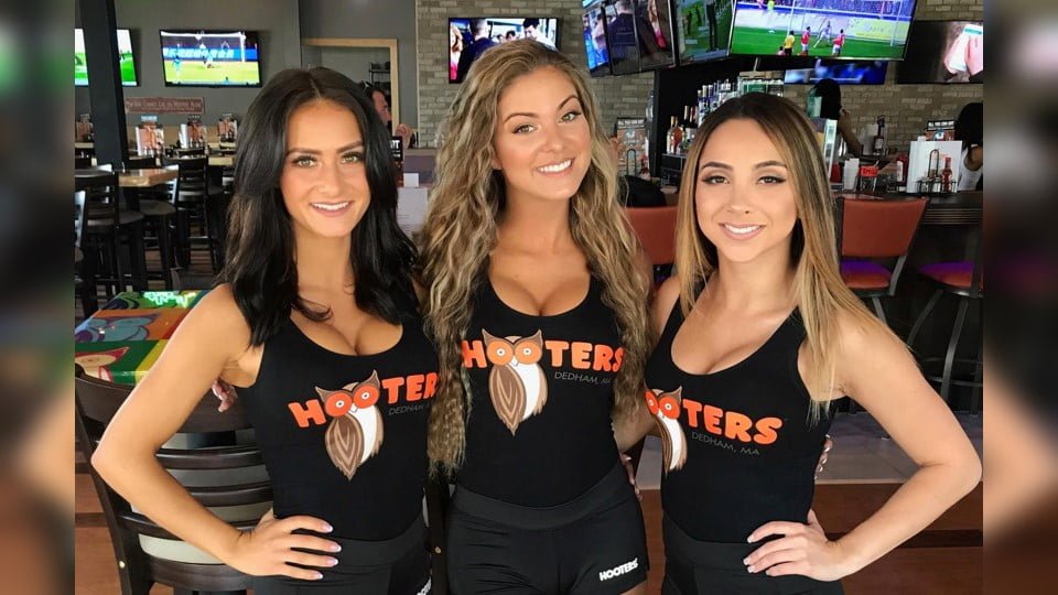 Empleadas de “Hooters” se quejan de su uniforme por parecer ropa interior