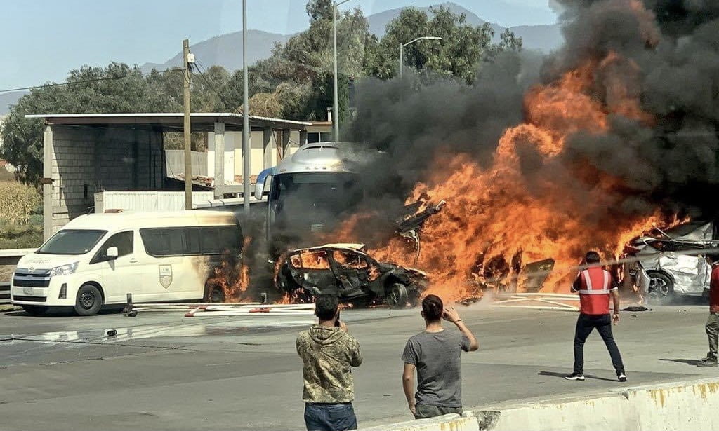 ¡Tragedia! Tráiler embiste a vehículos en la autopista Mexico-Puebla; hay al menos 19 muertos