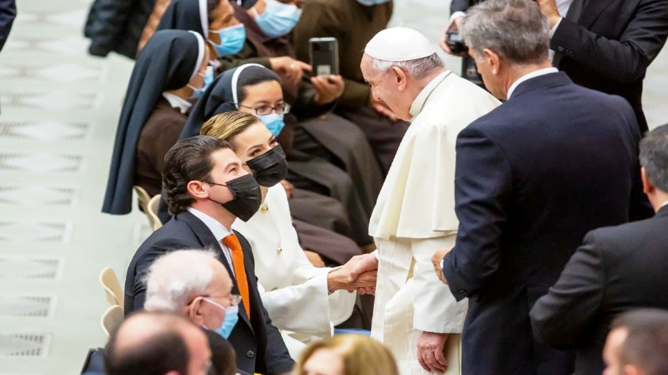 Samuel García y Mariana Rodríguez saludan al Papa Francisco en el Vaticano