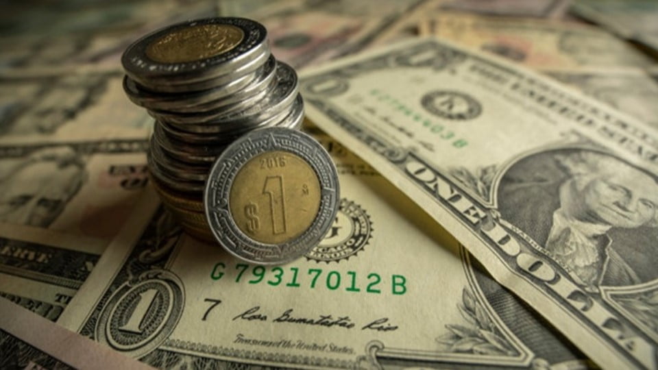 Peso mexicano cae a peor nivel en 14 meses por temor a nueva variante de Covid