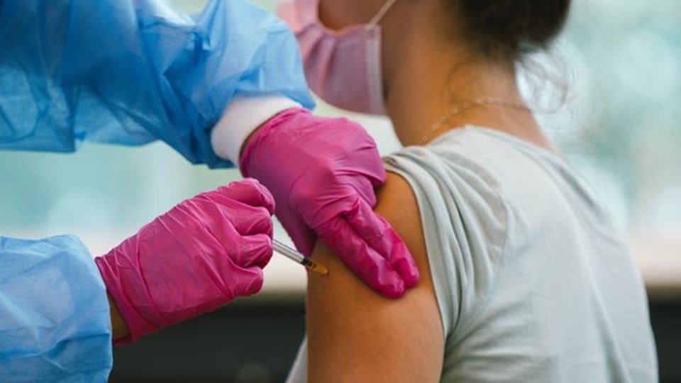 Vacunas de refuerzo contra el covid-19 se aplicará a mayores de 18 años en Brasil