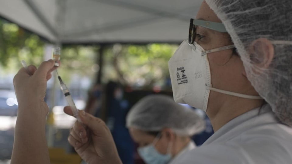 Informa la OPS que más de la mitad de la población de América ha sido vacunada contra Covid-19