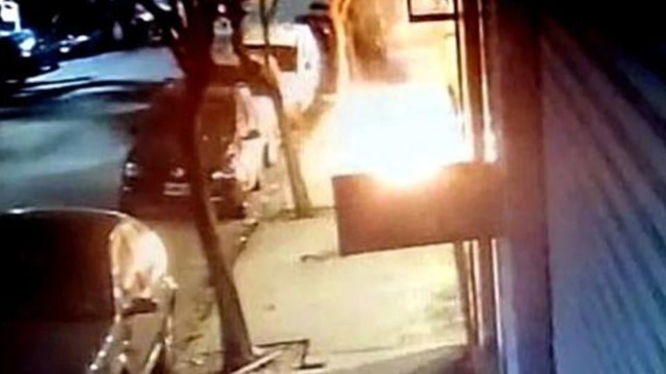 Atacan la sede del Grupo Clarín de Argentina con bombas molotov