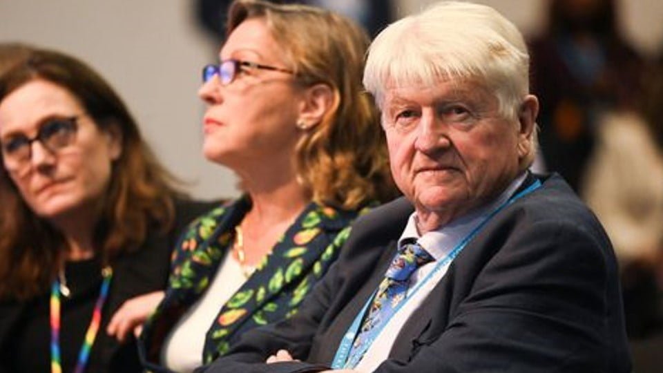 Una diputada y una periodista acusan al padre del primer ministro del Reino Unido, Boris Johnson, de “tocamientos inapropiados“