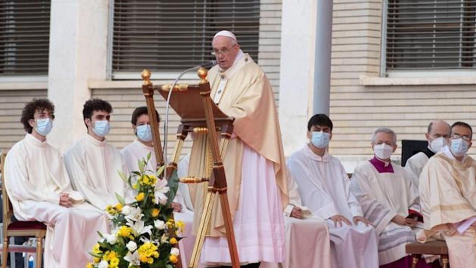 Regresa Papa Francisco al hospital donde fue operado para realizar misa